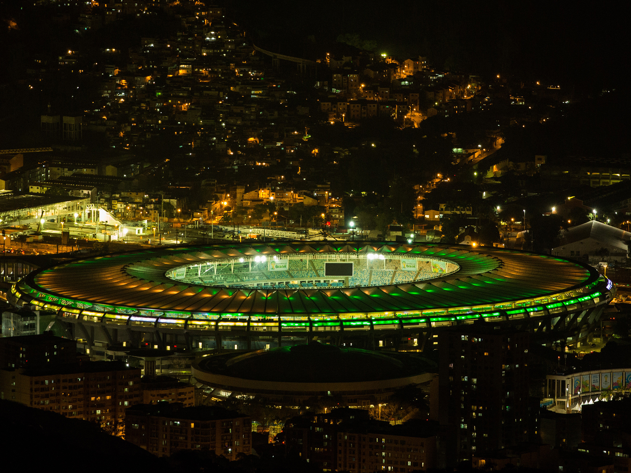 Знаменитый стадион в рио. Стадион Маракана в Бразилии. Стадион «Маракана» в Рио-де-Жанейро, Бразилия.. Маракана 2014. Стадион Маракана ночью.