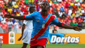 Mputu celebra un gol ante Ghana (foto de la BBC)