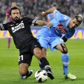 Pirlo peleando por un balón en el encuentro de ida (Foto: Orgullobianconero.vavel.com)