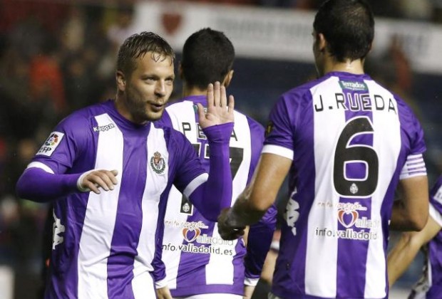 Ebert y Rueda celebrando un gol