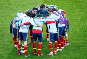 La selección española haciendo piña para enfrentarse a uno de sus rivales.