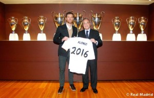 Foto de la presentación de la renovación de Xabi Alonso (Fuente www.marca.com)