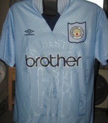 La última camiseta “skyblue” de Umbro en el 1997, con un escudo que como vemos, no tiene nada que ver con el actual.