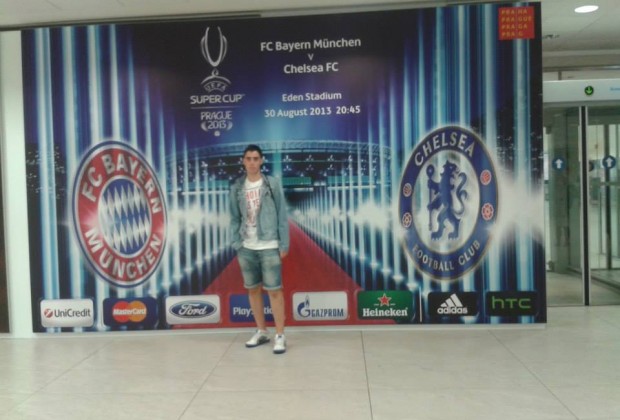 Foto con el cartel de la final en el aeropuerto de Praga. (Foto: propia)