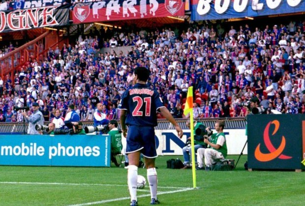 Ronaldinho en su primer año en París, justo antes de sacar un córner. (foto: http://sport24.lefigaro.fr/)