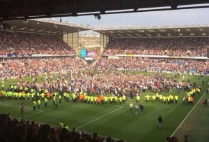 Invasión de campo en el mítico campo Turf Moor, con motivo del ascenso del Burnley, el equipo local