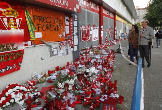 Homenaje de los aficionados en El Molinón tras conocer su muerte (Foto: footballscouting.com)