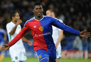 Embolo con la camiseta del Basel