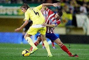 Atlético-Villarreal, Pina y Gabi luchan por un balón en el centro del campo