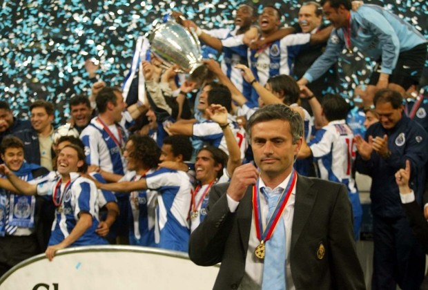 José Mourinho celebrando la obtención de la Champions League con Porto (Foto: taringa.net)