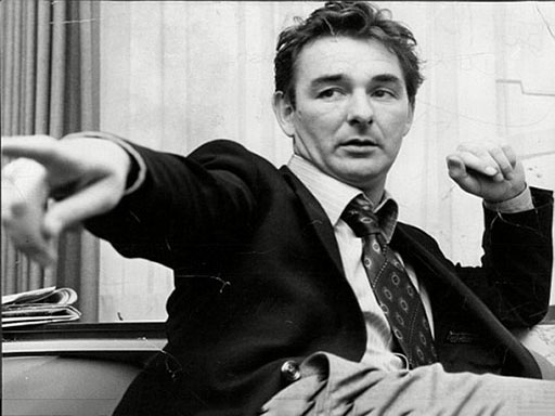 Clough destacada señalando