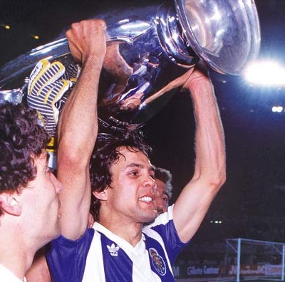 Madjer levantando la Copa de Europa que ganó con el Oporto en 1987  (Foto: forums.roro44.net)