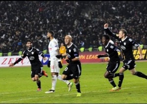 Los jugadores del Qarabağ celebrando el gol que finalmente no contó, y sirvió al Dnipro para clasificarse a la siguiente ronda (Foto: youtube.com)