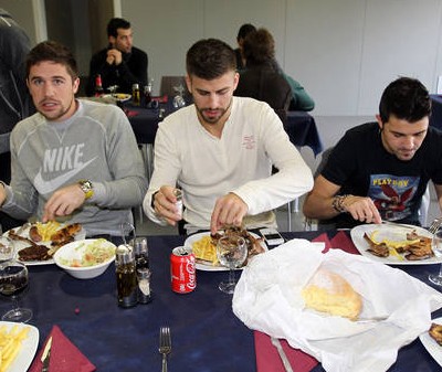 Futbolistas comiendo